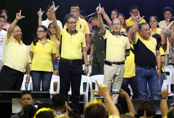 President Benigno Aquino III (2nd from right) and Liberal Party standard bearer Interior SEcretary Mar Roxas (center) wave the "L" sign on stage in the Cebu Coliseum with (from left) Bohol Gov. Edgar Chato, Cebu Vice Gov. Agnes Magpale and Gov. Hilario Davide III at a rally dubbed a "Gathering of Friends." (CDN PHOTO/ JUNJIE MENDOZA)