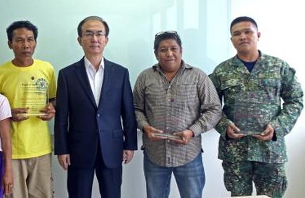 Korean Consul General Lee Ki-seog (2nd from left) hands over plaques of recognition to fisherman Samson Sumie (from left), Sandy Martin Berame and Lt. Reynante Villela, who represented Lt. James Reyes, for helping in the search and rescue of the three Korean divers. (CDN PHOTO/ LITO TECSON)