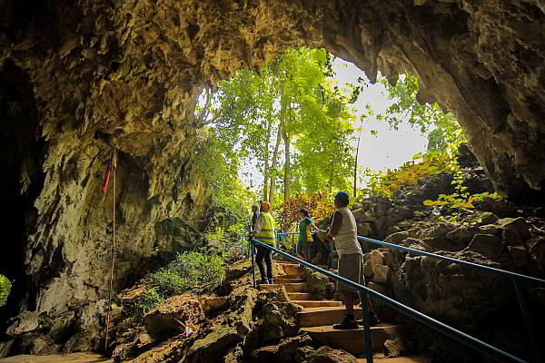 The wide-mouthed  Satuhan Cave in  barangay   Sudlon Uno, Cebu City  is a special site for the  Moncado  community, which has a small chapel inside. (Photo/ cebucitytourism.com)