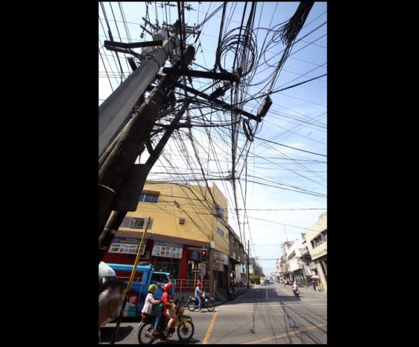  The Cebu City council meets with representatives of utility firms in an executive sessioin in the hope of solving the problem of dangling and sagging wires all over the city like this one at Corner V. Gullas and D. Jakosalem streets. (CDN PHOTO/ JUNJIE MENDOZA)