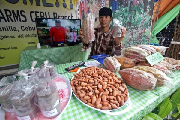 JR Lastimosa shows their cacao and tableya products of Rosit Cacao Farms, displayed in the ongoing Agri-Fishery Trade Fair at the Cebu Provincial Capitol for the 446th Founding Anniversary of Cebu Province. (CDN PHOTO/ JUNJIE MENDOZA)