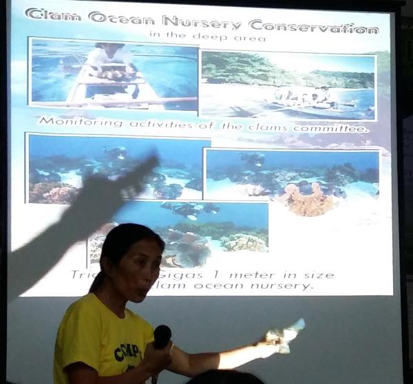 Anita Cordero shows how they grow giant clams in Camiguin to Lilo-an fisherfolks, town and barangay officials. (CDN PHOTO/ MARIAN Z. CODILLA