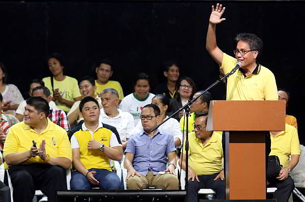 Secretary Mar Roxas in the Cebu Coliseum "gathering of friends” of the Liberal Party.  In the front row are Rep. Luigi Quisumbing, Rep. Samsam Gullas, and former congressmen Ramonito Durano and Eduardo Gullas.  (CDN PHOTO/JUNJIE MENDOZA)
