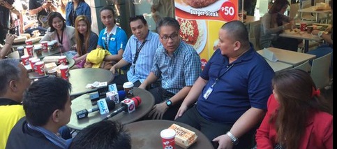 Mar Roxas meet BPO agents at the Cebu IT Park. (INQUIRER PHOTO/ MARLON RAMOS)