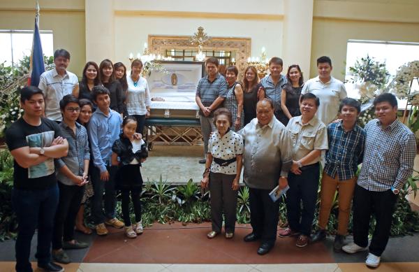 The family of former Cebu City mayor Mario Diez-Ortiz, with Cordova Mayor Adelino Sitoy, at the social hall of City Hall's Legislative Building where a memorial service was held. (CDN PHOTO/ LITO TECSON)