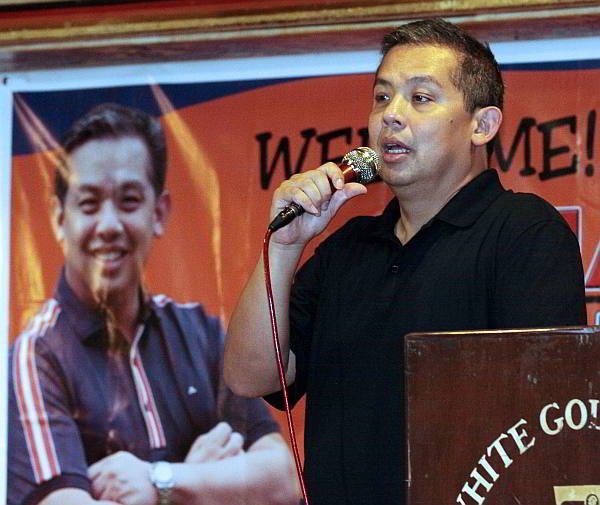 Leyte 1st Dist. Rep. Ferdinand Martin Romualdez thanks barangay officials who attended his luncheon meeting at the White Gold House.  (CDN Photo/Junjie Mendoza)