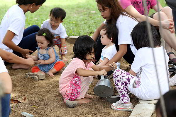Pupils  of St. Michael’s Play Garden play in a  sandbox during their family day celebration last  Aug. 6. St. Michael’s offers classes aimed at developing a child’s imagination and creativity. (CDN PHOTO/JUNJIE MENDOZA)