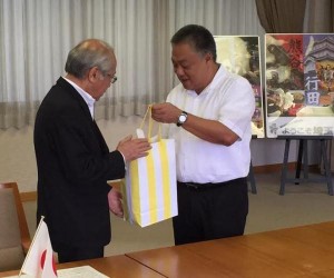 Cebu Gov. Hilario Davide III exchanges gifts with Vice Gov. Osamu Shiokawa of Saitama prefecture. (CAPITOL PIO PHOTO)