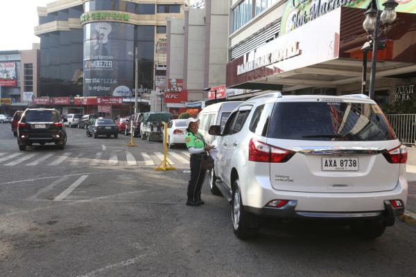 Parallel parking is now used in one of Fuente rotunda's seven lanes. Another lane is used for drop offs. (CDN PHOTO/ JUNJIE MENDOZA)