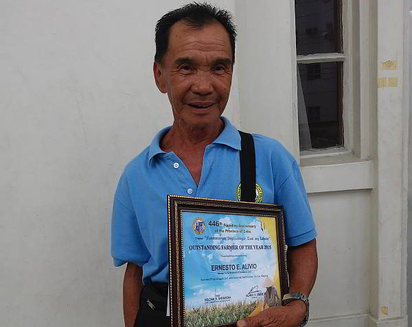 Farmer Ernesto Alivio  of Consolacion  with his award as one of the 10 Outstanding Farmers in Cebu.   (CDN Photo/Victor Anthony V. Silva)