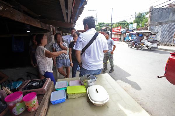 NBI agent headed by Renan Oliva (back to camera) talk to neighbors on Catalino Ouano Street in Mandaue City where the ambush of lawyer Amelie Alegre took place. Did someone see something useful to investigators? (CDN PHOTO/ JUNJIE MENDOZA)