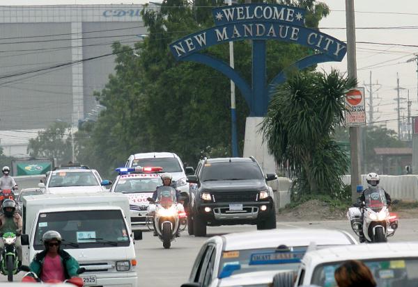 Police escort APEC delegates passing through the S. Osmena Road at the North Reclamation Area which was cleared of jeepneys. (CDN PHOTO/ JUNJIE MENDOZA)