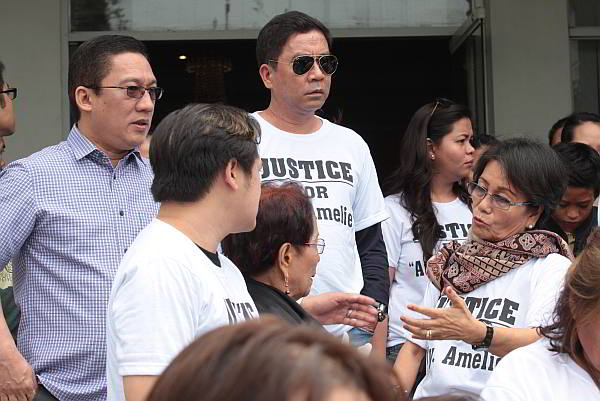 Marieta Ocanada, (right) mother of slain lawyer Amelie Alegre with her relatives and friends talk to Mandaue City Mayor Jonas Cortes (left) and  Briccio Boholst (in sunglasses) during the funeral procession. Mourners wore T-shirts calling for “Justice for Atty. Amelie”.  (CDN Photo/Junjie Mendoza)