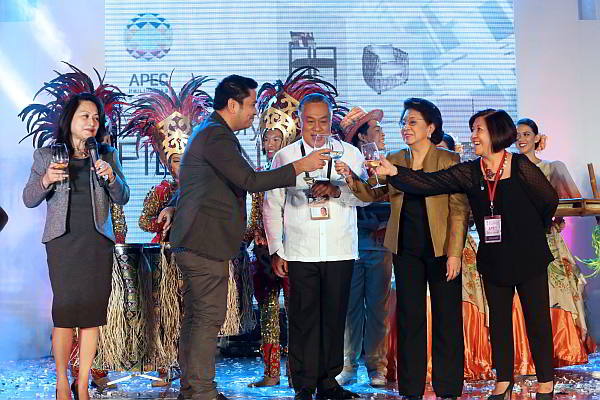 Teresa Chan, president of the Cebu Chamber of Commerce and Industry (far left) leads a toast for a successful APEC. She’s joined by Ombudsman Conchita Morales (2nd from right), Gov. Hilario Davide III (in white barong) Trade Regional Director Aster Caberte ,  and SM City Cebu mall manager Van Aberia. (CDN PHOTO/ JUNJIE MENDOZA)