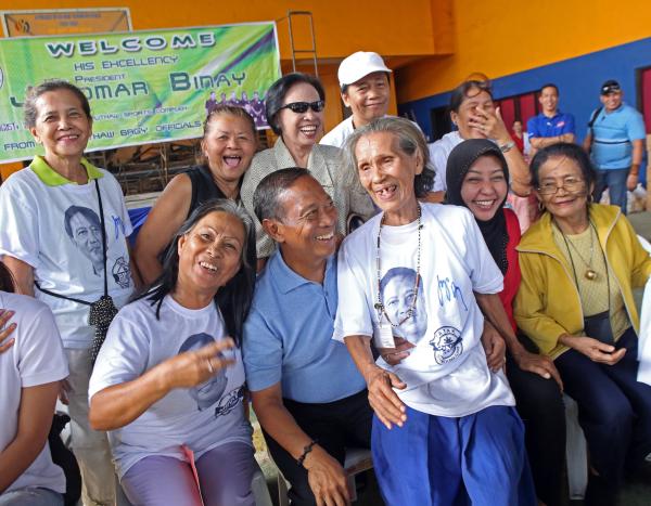Vice President Jejomar Binay pose with residents of barangay Kamputhaw, Cebu City. (CDN PHOTO/ LITO TECSON)