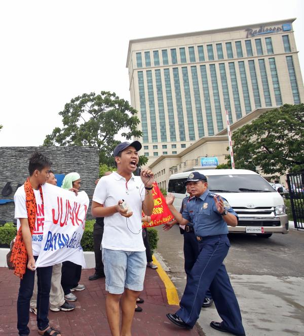 Senior Supt. Marciano Batiancela (right), Cebu City police chief talks to members of the militant group Bayan-Central Visayas who held a rally in front of one of the APEC meeting venues. (CDN PHOTO/ JUNJIE MENDOZA)
