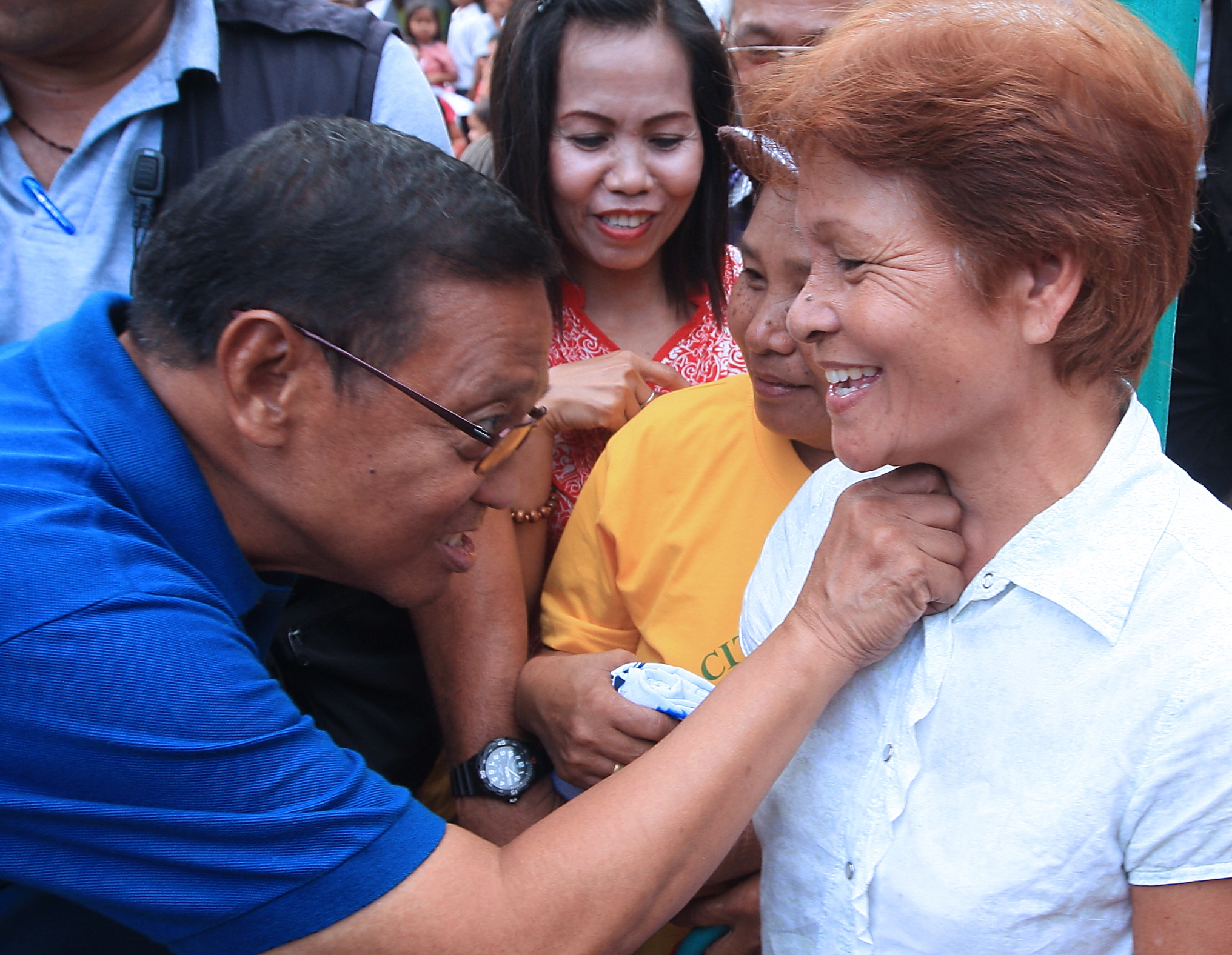 Vice President Jejomar Binay shares light moments with senior citizens in Toledo City. (CDN PHOTO/ TONEE DESPOJO)