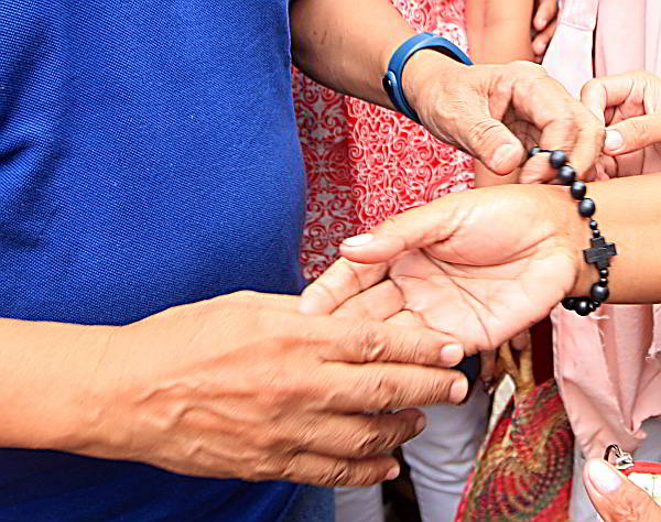 Vice President Jejomar Binay distributes rosaries among others to senior citizens in Toledo City. (CDN PHOTO/ TONEE DESPOJO)