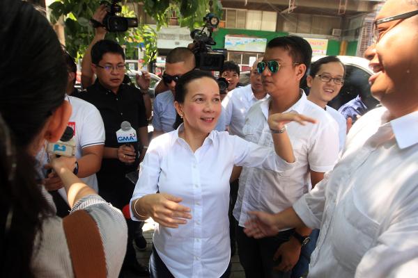   Sen.  Grace Poe mixes with students in the main campus of the University of San Carlosas (USC) where attended the opening of their  sports intramurals. (CDN PHOTO/ TONEE DESPOJO)