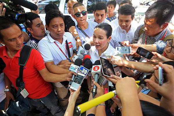 Reporters cluster around  Sen. Grace Poe after her visit to attend the opening of sports intramurals in the U niversity of San Carlos gym.  (CDN Photo/Tonee Despojo)