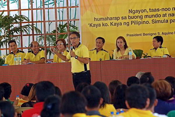 Liberal Party standard bearer Mar Roxas introduces the Cabinet officials during the People’s Dialogue at the Cebu Normal University.  (CDN Photo/Lito Tecson)