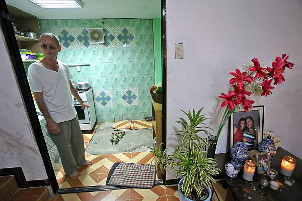 He shows Cebu Daily News the house his wife bought in Minglanilla including the kitchen where her remains and that of their daughter’were found buried  under the floor, victims of  violence by hired laborers renovating the house. (CDN PHOTO/ JUNJIE MENDOZA)