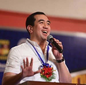Comelec chairman Andres Bautista speaks before the students of the University of San Jose-Recoletos (USJ-R) during the ‘Youth on the Move’ forum. (CDN PHOTO/LITO TECSON)
