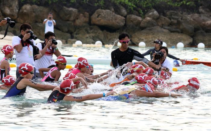 Young triathletes race to the water in the Alaska Ironkids Philippines. (CDN PHOTO/ JUNJIE MENDOZA)