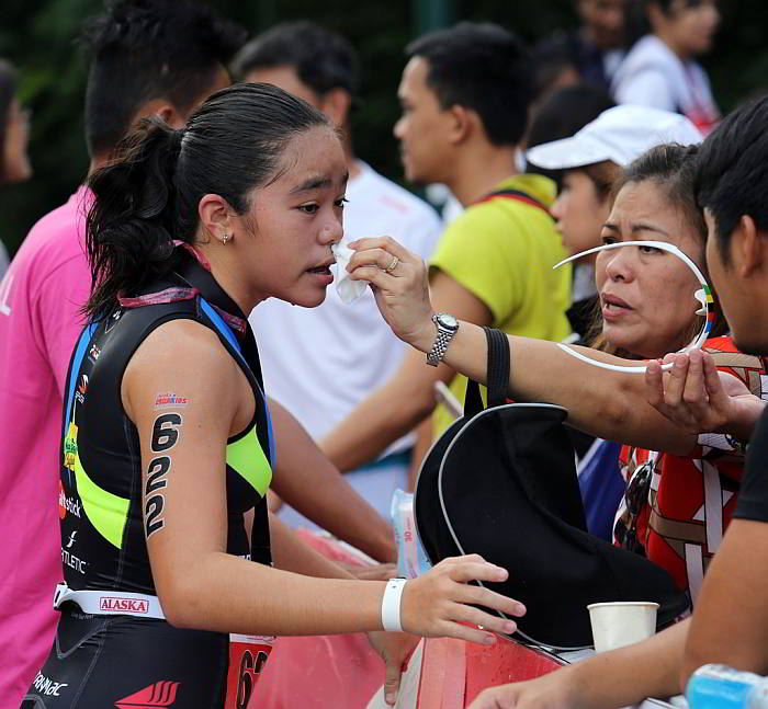 Nicole Eijansantos, who finished first overall in  the 13 to 14-years-old girls’ division, gets a loving pat on the face, then a kiss from  her mother after crossing the finish line.  (CDN PHOTO/JUNJIE MENDOZA)