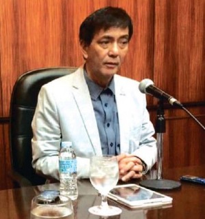 A tired-looking Mayor Michael Rama says the checks for P6.7 billion will be deposited in Cebu City's bank account today. (CDN PHOTO/ SANTINO BUNACHITA)