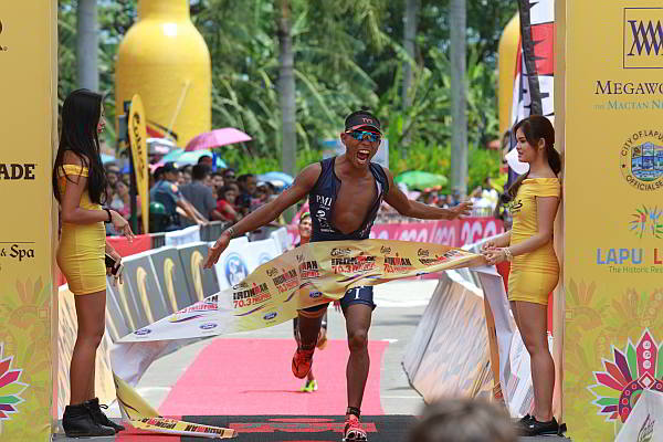 August Benedicto screams as he reaches the finish line first to win the men’s Filipino Elite crown. Below, Monica Torres tops the women’s race. (CDN PHOTO/JUNJIE MENDOZA)