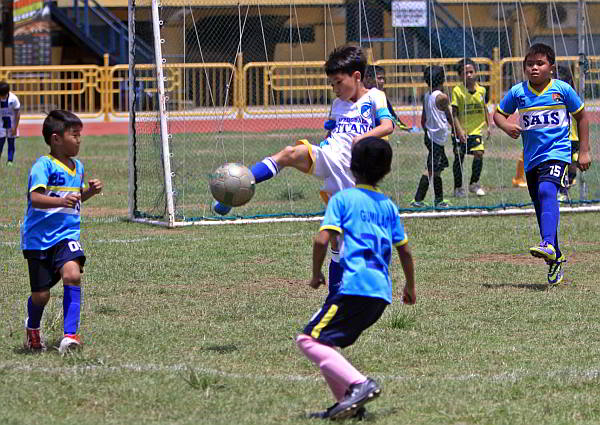 A PAREF Springdale booter takes control of the ball  yesterday in the 1st Univille Football Festival at the Cebu City Sports Center football field. (CDN PHOTO/LITO TECSON)