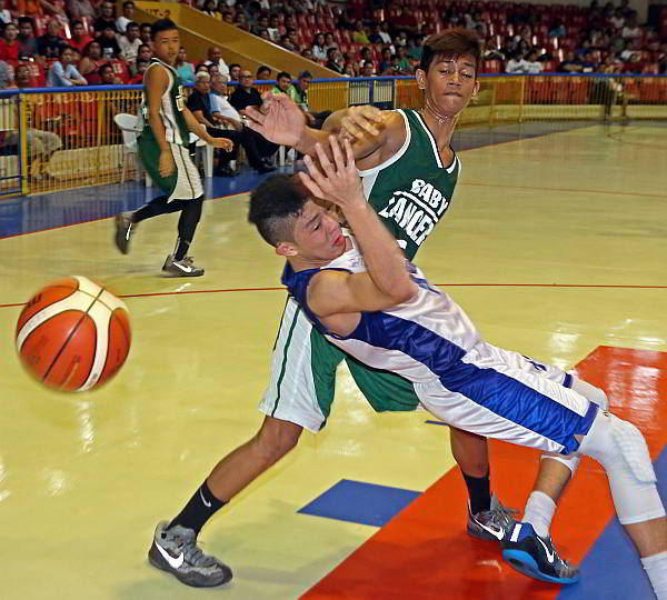 Jed Cedrick Colonia of Ateneo de Cebu falls as after getting fouled by Michael Membrano of UV in yesterday’s juniors game of the Cesafi at the Cebu Coliseum. (CDN PHOTO/LITO TECSON)
