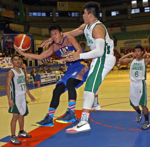 Froilan Mangubat of UC gets whacked at the nape by Jancork Cabahug of UV in yesterday's Cesafi juniors game at the Cebu coliseum. (CDN PHOTO/ LITO TECSON)