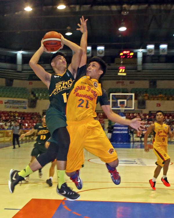Ian Jefferson Tagapan of USC and Juan Miguel Gastador of USJ-R collide in mid-air during their Cesafi seniors game at the Cebu Coliseum yesterday. (CDN PHOTO/ LITO TECSON)