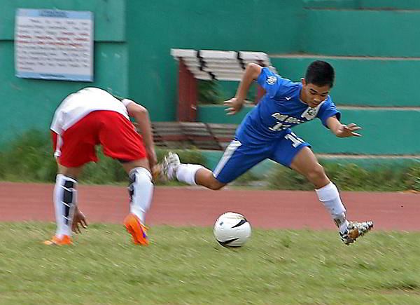 A Don Bosco booter sneaks past his defender from the University of San Jose-Recoletos during their  Cesafi secondary boys football game at Cebu City Sports Center field.                              (CDN PHOTO/LITO TECSON)