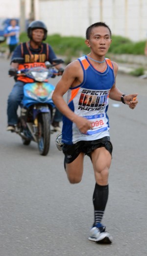 Robert Daang nears the finish line at the CDU campus in Mandaue City. He won the men's 25K crown. (CDN PHOTO/ CHRISTIAN MANINGO)