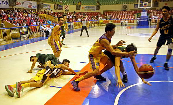 Dolan Adlawan of USC and Melvin Butohan of UC scramble  to get hold of the loose ball in their Cesafi seniors game at the Cebu Coliseum.  (CDN PHOTO/LITO TECSON)
