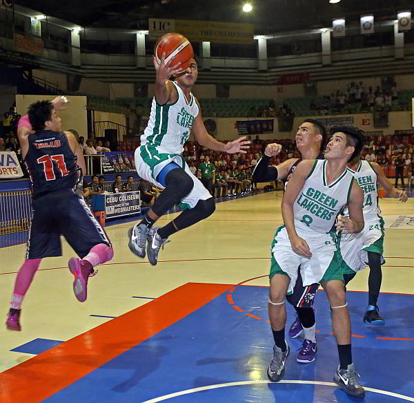UV’s Franz Arong of UV Green Lancers evades the defense of SWU’s Mark Tallo then goes for an acrobatic layup in their Cesafi seniors game at the Cebu Coliseum.  (CDN PHOTO/LITO TECSON)