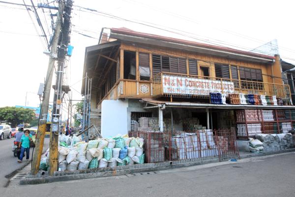 Carpenters already started pushing back the frontage of the "Bahay na Bato" of Nersas Macasero which is due for demolition. (CDN PHOTO/ TONEE DESPOJO)