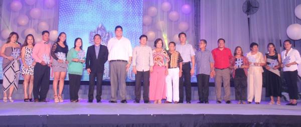Mandaue City Mayor Jonas Cortes poses with the #iammandaue awardees, highlighting the 46th Charter Day celebration last August 30 at Mandaue City Cultural and Sports Complex. (CONTRIBUTED PHOTO)
