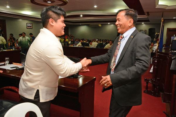 Talisay City Mayor Johnny V. delos Reyes, shown here shaking hands with Councilor Eduardo Gullas during the State of the City Address in this July 15 file photo, made it clear that he is against the free zone proposal of the Alayon party. 