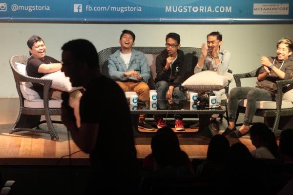 Mugstoria.com's talented young, guns engage in couch chat at the Marcelo Fernan Cebu Press Center: Danjick, Lim, COO Kevin Maglinte, Christian Ceniza, memes creator "Besh" Romero and Weiggibor Labos with their founder Jonji Gonzales, in silhouette, moderating the dialog. (CDN PHOTO/ TONEE DESPOJO)