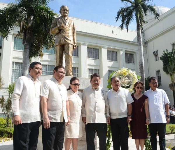 AN OSMENA AT THE CAPITOL. The birth anniversary of the late Sergio Osmena Sr. was honored by Cebu Gov. Hilario Davide III (third from right), Vice Gov. Agnes Magpale, guest speaker former Cebu City mayor Tomas osmena and Provincial Board members before Sergio's monument at the Capitol grounds. (CDN PHOTOS/ CHRISTIAN MANINGO)