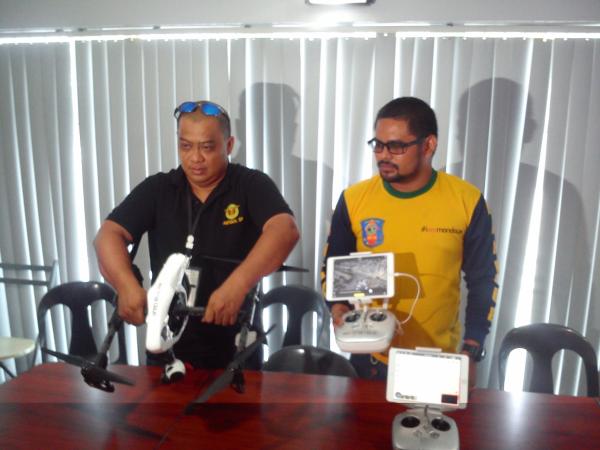 Acting Team head Glenn Antigua (left) and Team member Carlo Cabahug show the newly acquired Quadcopter to the media. (CDN PHOTO/ MELISSA CABAHUG)