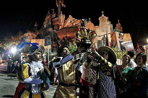 The 1521 encounter of Ferdinand Magellan and his gift of the Sto. Niño image to Sugbo chieftain Humabon and his wife is reenacted at the Prian Heritage Monument in Cebu City.  The evening  Bisita sa Parian. (CDN Photos by Junjie Mendoza)