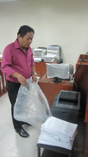 Vice Executive Judge Wilfredo Navarro of the Cebu City Regional Trial Court shows the laptop and scanner sent from Manila. (CDN PHOTO/ ADOR VINCENT MAYOL)