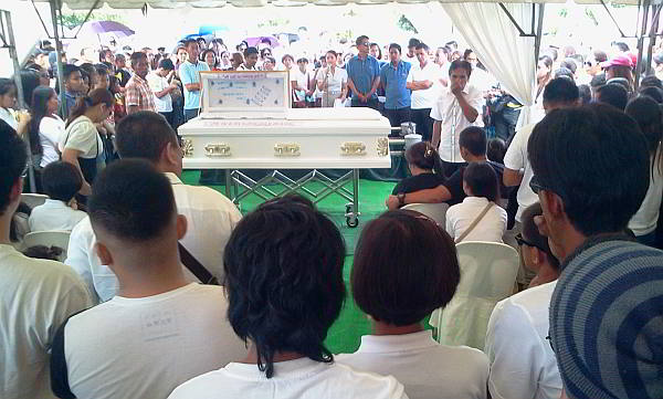 The family of Karen Kaye Montebon is surrounded by relatives and friends as they bid her farewell for the last time.  (CDN PHOTO/NORMAN MENDOZA)