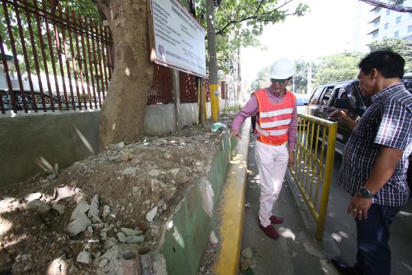 Cebu City Mayor Michael Rama talks with City Engr. Jose Marie Poblete after leading the demolition of the old concrete wall (left) of Tesda at Salinas drive, Lahug. (CDN PHOTO/ JUNJIE MENDOZA)
