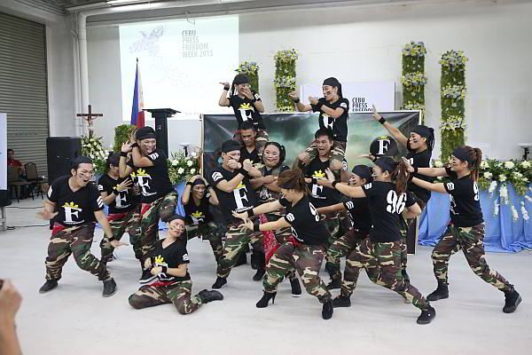 The Freeman performers don fatigues for their opening number. (CDN PHOTO/ LITO TECSON)